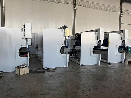 Máy Chấn CNC PHS-1303. Lực chấn 130 tấn, chiều dài chấn 3100mm