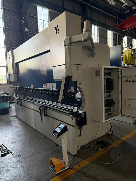 Máy Chấn CNC PHS-8025. Lực chấn 80 tấn, chiều dài chấn 2500mm